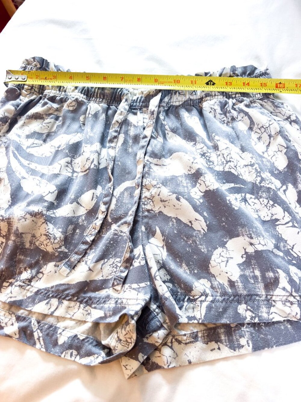 JOIE • Abstract Leaf Print Paperbag Shorts 100% Lyocell Gray Grey Large - Picture 6 of 10
